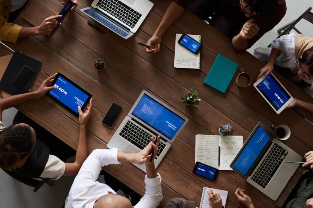 bralad.com Competitor Analysis: How It Fits the Blog Space